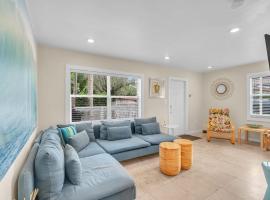 Grove Bay Bungalow - 2/2 Gated Cottage-Walk to Bay，位于迈阿密的酒店