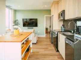 Luxury 1BR Penthouse Apt In Central Halifax