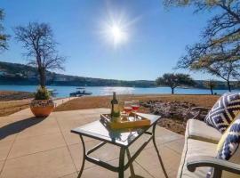 Lake Travis with Private Dock on Deep Water Cove，位于Lago Vista的度假屋