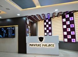 Hotel Navraj Palace，位于Gomti NagarChaudhary Charan Singh International Airport - LKO附近的酒店
