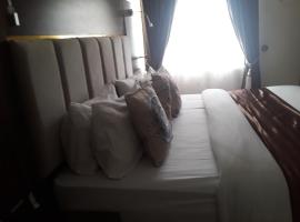 Franzy Luxury Hotel & Suites，位于Jos的酒店