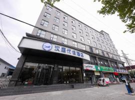 Hanting Premium Hotel Xi'An Economic Development Zone High-Speed Railway New Town，位于Yaodian的带停车场的酒店