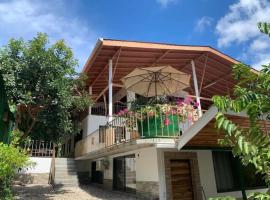 5 Private yard, adorable LARGE condo, beautiful pool!，位于卡里略的酒店