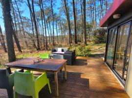 LE COTTAGE VUE LAC-2 vélos-Village Vacances Nature de 70ha! avec piscines et animations，位于莱昂的酒店