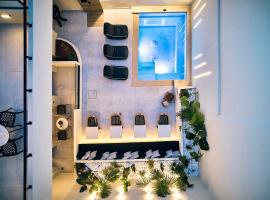 Grande Madonna Luxury Boutique Suites，位于罗希姆诺的带按摩浴缸的酒店