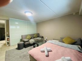 Welcoming shared room with free parking and sauna，位于万塔Espoo Ringside Golf附近的酒店