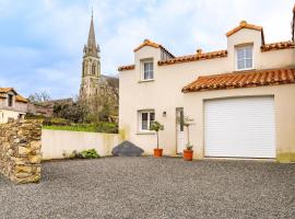 Nice Home In Saint-viaud With Kitchen，位于Saint-Viaud的酒店