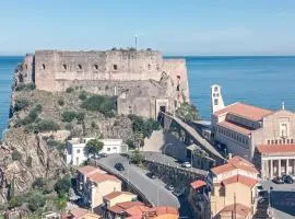 Beautiful Apartment In Scilla With Kitchen