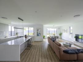 Modern Elegance Spacious 5BR Retreat in Rochedale，位于Rochedale的酒店