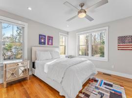 Modern Family Home Walkable to Town，位于维恩亚德海文的酒店