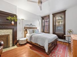 1BR Brownstone w Rare Outdoor Space，位于纽约的乡村别墅