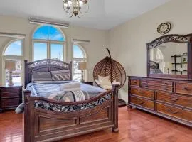 Individual Bedroom - Bright and Private Queen Suite with Modern Amenities in Shared Home