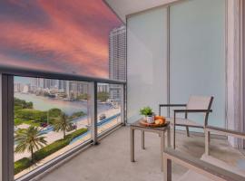 Spectacular Studio Stunning View from Balcony，位于哈兰代尔海滩的宾馆