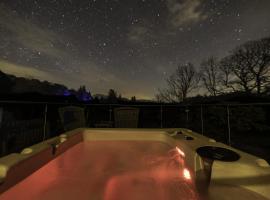 Fox Corner, Ambleside, romantic retreat for two, dog friendly, hot tub，位于安布尔塞德的乡间豪华旅馆