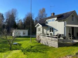 A nice little cottage in Henån，位于Henån的酒店