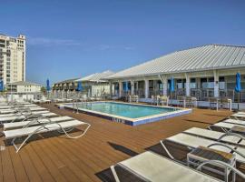 New Listing, Luxury 4bd Steps to Beach Club，位于彭萨科拉的酒店