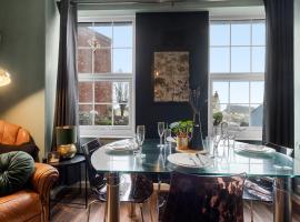 Stylish 2 Bed Apartment Near Beach, Parking, Wifi, Netflix，位于廷茅斯的酒店