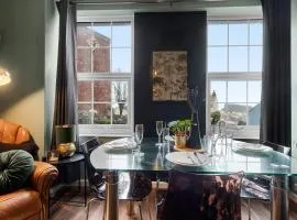 Stylish 2 Bed Apartment Near Beach, Parking, Wifi, Netflix