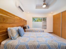 Condo Casa Blanca 6 - modern 2BR,2BA near to Beach & Town，位于波特雷罗的酒店