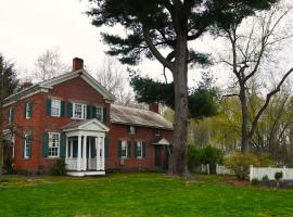 Historic Farmhouse with Gardens，位于Dundee的酒店