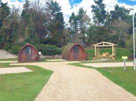 Luxe Glamping In A Tiny Home, Adults Only, Dogs Allowed，位于Lincolnshire的公寓