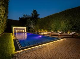 Zyra villa with pool and waterfall in New Cairo，位于开罗的酒店