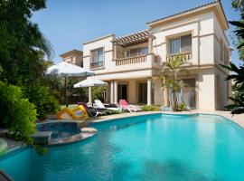 Zyra Luxury villa with pool and Jacuzzi in New Cairo，位于开罗的乡村别墅