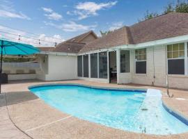 McAllen 4BR with Pool, Shopping & More，位于麦卡伦的酒店