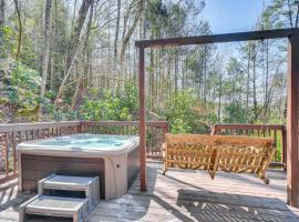 Serene Townsend Cabin Rental with Hot Tub and Grill!，位于汤森德的酒店