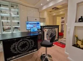 Sentral modern design leilighet med 2 soverom, gratis parkering