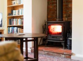 Oak House in Mid Wales with Log Burner By Seren Short Stays，位于马汉莱斯的酒店