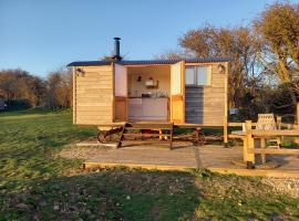 Under the Stars Shepherds Huts at Harbors Lake，位于Newchurch的乡村别墅