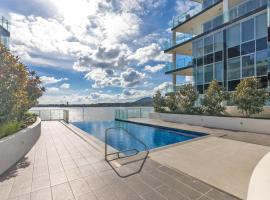 Lakeside 1-Bed with Courtyard Pool Gym & Parking，位于金斯顿的酒店
