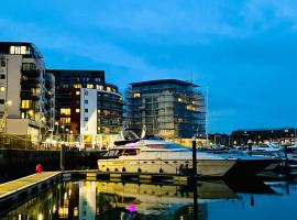 SUPERYACHT ON 5 STAR OCEAN VILLAGE MARINA, SOUTHAMPTON - minutes away from city centre and cruise terminals - free parking included，位于南安普敦的船屋
