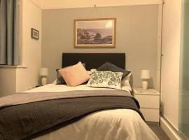 Cliftonville, en-suite room, fridge microwave TV, great value homestay near the sea，位于利明顿的家庭/亲子酒店
