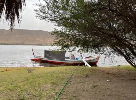 Felucca Sailing Boat Overnight Experience，位于阿斯旺的船屋