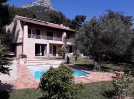 Magnificent villa located in La Valette-du-Var，位于拉瓦雷特迪瓦尔的酒店