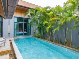 Stylish 3BR Pool Villa Onyx H4, Gated Residence, Near Rawai & Naiharn Beach，位于Ban Saiyuan (1)的酒店