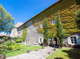 Maison d'Hôtes de l'Ancien Couvent des Carmes，位于Mortemart的旅馆