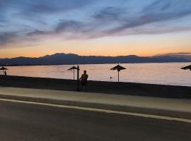 Sun, Sea, and Sand-Only 20 Footsteps to the Beach，位于科林斯的酒店