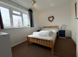 140, Three bed two storey chalet on Bermuda holiday park, Hemsby - Sleeps 6 on a pet free site - entertainment onsite and close by，位于赫姆斯比的酒店