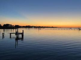 That sunset! Pool on the waters edge，位于罗克波特的自助式住宿