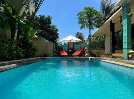 Superb family friendly villa with pool and only 500 metres from beach，位于Montongbuwoh的酒店