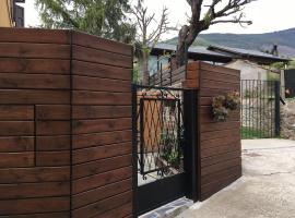 Apartamento en Planoles con jardin，位于普拉诺拉斯的酒店