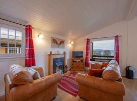 Appin Holiday Homes -Caravans, Lodges, Shepherds Hut and Train Carriage stays，位于Appin的山林小屋