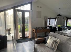 Cosy 3 Bed Lodge in Hoburne, Cotswolds，位于南塞尔尼的露营地