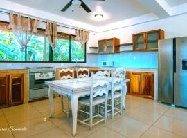 1 Large beautiful poolside condo with AC! Great Location!，位于卡里略的公寓