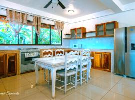 1 Large beautiful poolside condo with AC! Great Location!，位于卡里略的酒店