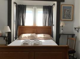 Private Rooms, Shared Bath in a Private Home Minutes From Logan Airport，位于波士顿的酒店
