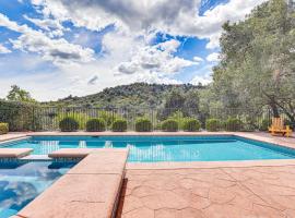 Escondido Home Private Pool, 2 Grills and Fire Pit!，位于埃斯孔迪多的度假屋